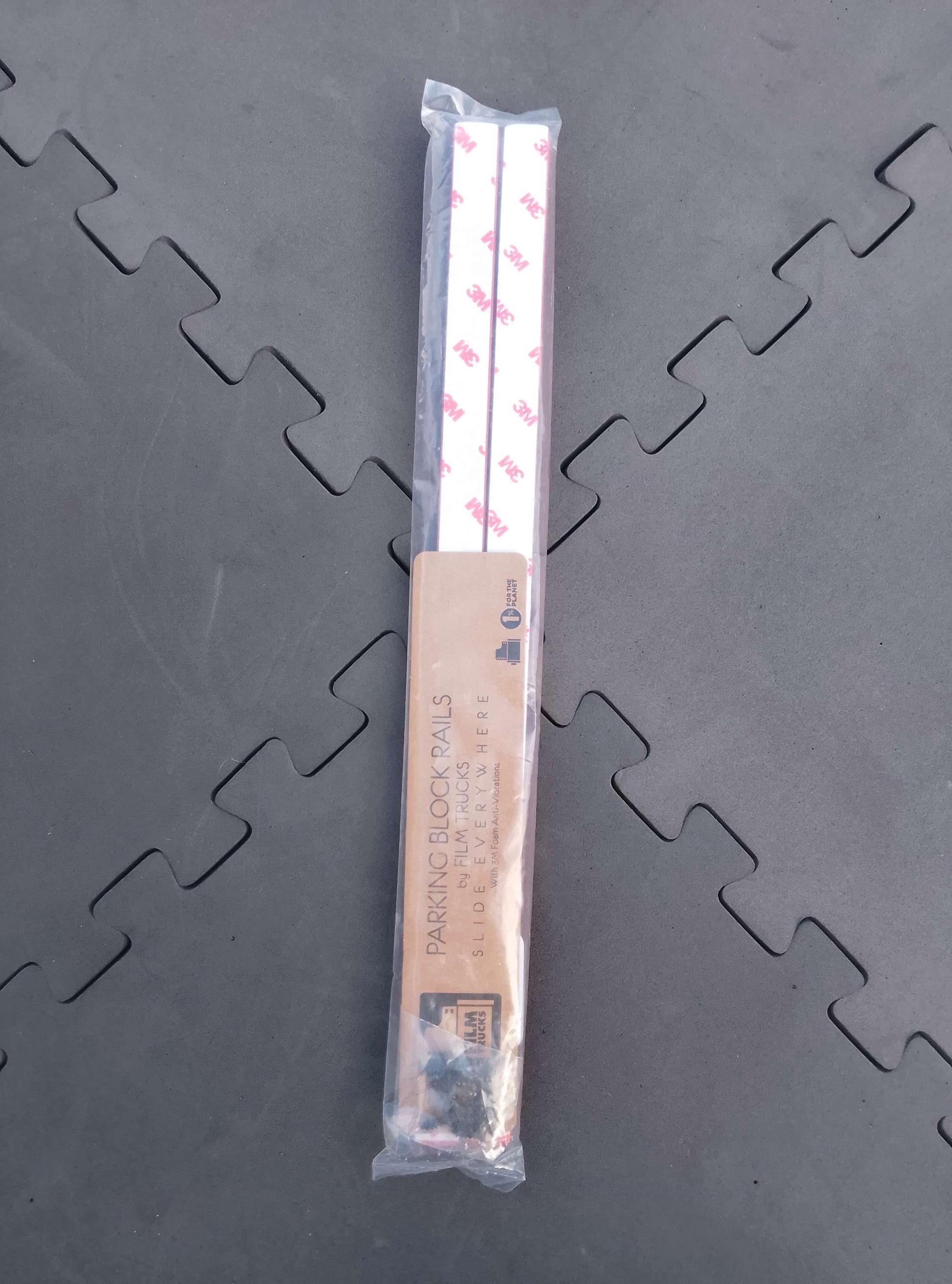 Film red "parking block rails" image 1